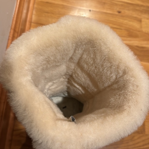 NIB New In Box UGGs - Picture 4 of 10
